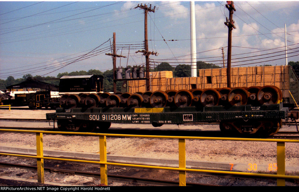 SOU 911208 with wreck train in background